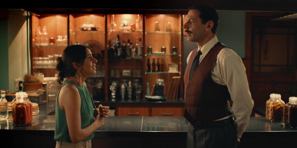 Bild 1 von 6: Mari (Maryam Zaree) besticht Oberkellner Abdellatif (Mehdi Nebbou).