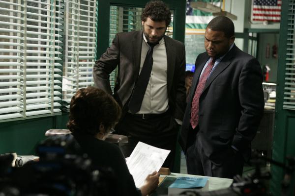 Bild 1 von 1: (l-r) S. Epatha Merkerson as Lt. Anita Van Buren, Jeremy Sisto as Det. Cyrus Lupo, Anthony Anderson as Det. Kevin Bernard -- NBC