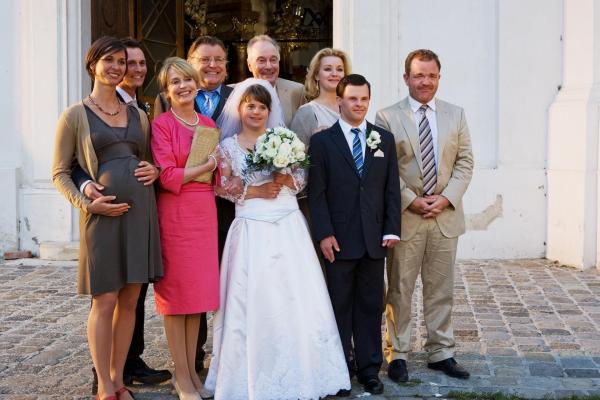 Bild 1 von 19: Im Bild: Melanie Gemeiner (Astrid), Christopher Schärf (Rupert), Gisela Schneeberger (Helene), Lukas Resetarits (Bruno Sedlacek/Vater  Michalina), Juliana Götze (Michalina), Sebastian Urbanski (Sebastian), Karlheinz Hackl (Edgar Mück), Petra Morzé (Sophia Mück), Cornelius Obonya (Charly).