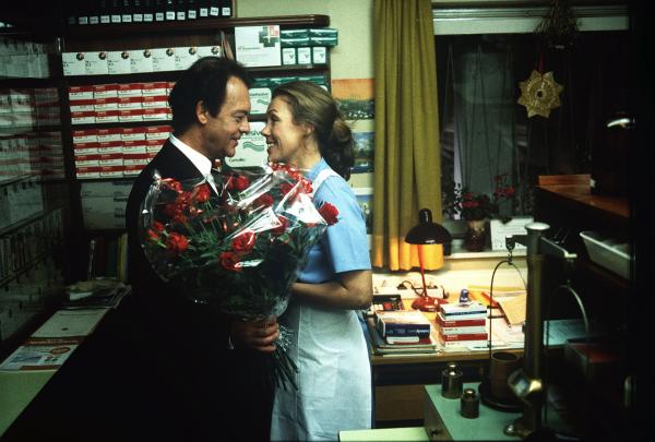 Bild 1 von 1: Prof. Brinkmann (Klausjürgen Wussow, l.) hat es nicht ausgehalten, er besucht Christa (Gaby Dohm, r.) in der Klinik in Freudenstadt. Dass der Besuch einen besonderen Grund hat, verrät der große Blumenstrauß.