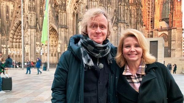 Bild 1 von 1: Diese Kurzstrecke markiert die erste Begegnung von Annette Frier und Pierre M. Krause, an die sich beide Beteiligten noch erinnern können. Zwischen Sexszenen und Porsche-Ärschen ist dies wohl eine der erotischsten Folgen. Aber was soll man auch erwarten, wenn die Sprecherin der Lach- und Sachgeschichten von der Sendung mit der Maus auf Brauhaus-Tour ist?