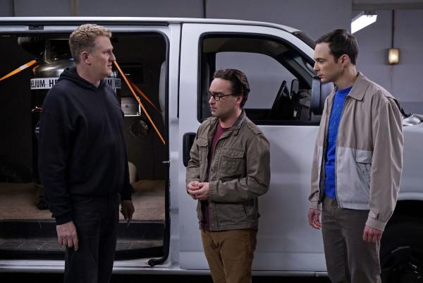 Bild 1 von 15: Sheldon (Jim Parsons, r.) und Leonard (Johnny Galecki, M.) müssen irgendwie an Helium rankommen, um ihre Superfluid-Helium-Theorie zu beweisen, bevor es ein Team von schwedischen Wissenschaftlern tut. In ihrer Not wenden sich die Freunde an den Schwarzmarkt-Händler Kenny (Michael Rappaport, l.) ...
