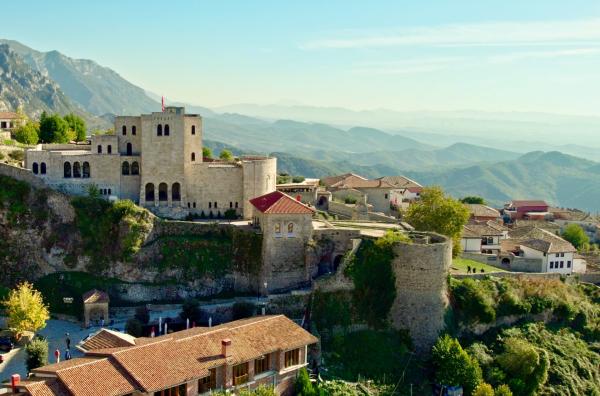 Bild 1 von 4: Die Kleinstadt Kruja schmiegt sich an die Hänge des Skanderbeg-Gebirges, überragt von einer Festung.