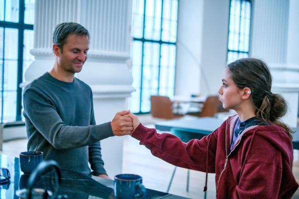 Bild 1 von 29: Im Bild: Bei Alexander Haller zuhause: Alexander (Philipp Hochmair) verspricht Luna (Chiara Bauer-Mitterlehner) herauszufinden, warum ihr Vater damals den Mord gestanden hat.