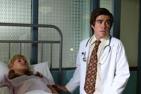 Bild 1 von 5: Debbie (Sophia Forrest, l.); Simon Bowditch (Andy Ryan, r.)