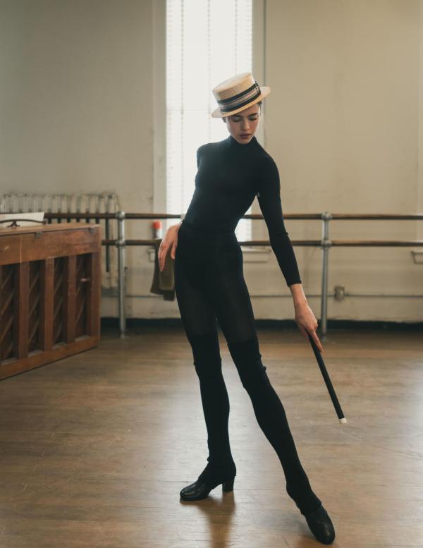 Bild 1 von 8: Ann Reinking (Margaret Qualley)
