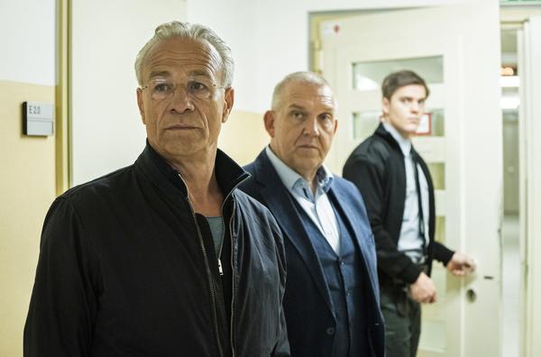 Bild 1 von 2: Max Ballauf (Klaus J. Behrendt) und Freddy Schenk (Dietmar Bär) wurden gerade vom Justitzbeamten Schröter (Theo Trebs) in die JVA begleitet.