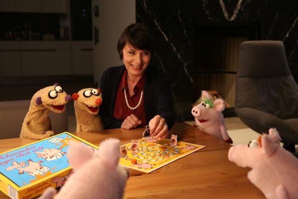 Bild 1 von 4: Die Gräfin (Ute Willing) spielt mit den Erdmännchen und den Ferkeln \