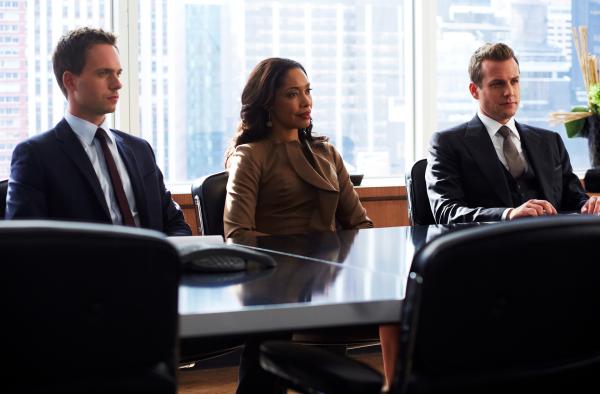 Bild 1 von 2: Jessica (Gina Torres, M.), Harvey (Gabriel Macht, r.) und Mike (Patrick J. Adams, l.) stellen sich gemeinsam der Klage gegen ihre Kanzlei. Während Hardman versucht, das Team zu spalten, demonstrieren sie Geschlossenheit.
