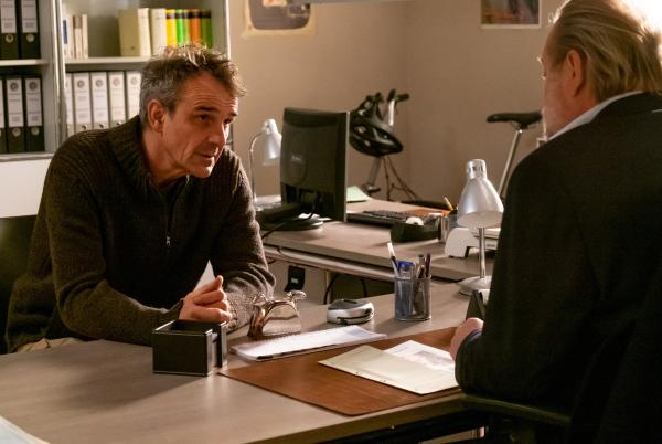 Bild 1 von 11: Der Tierpfleger des Tierparks Biermann (Matthias Neukirch, l.) und zugleich der Ziehvater der Toten wird von Hauptkommissar Richard Voss (Jan-Gregor Kremp, r.) vernommen. Voss erhofft sich von ihm mehr über die junge Biologin zu erfahren.