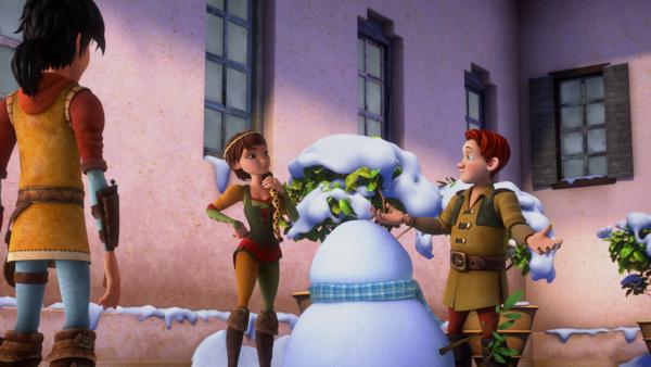 Bild 1 von 3: Leo, Lisa und Lollo (v.l.) haben Spaß mit dem Schnee.