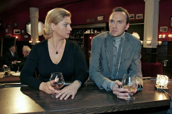 Bild 1 von 14: Lotte (Susanne Szell, l.) kann nicht glauben, was sie von Hugo (Hubertus Regout, r.) hört: Der meint, Schuld an Sophies Unglück zu sein.