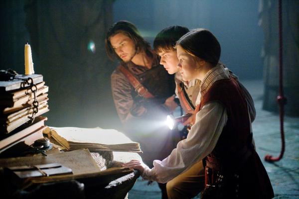 Bild 1 von 5: Caspian (Ben Barnes, left), Edmund (Skandar Keynes) and Lucy (Georgie Henley) learn more about their mission.