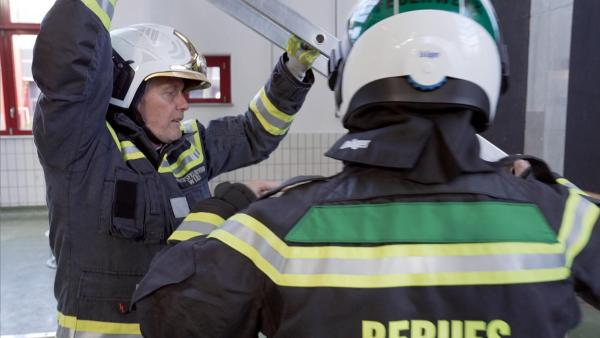 Bild 1 von 11: Im Bild: Karl Hohenlohe bei einer Feuerwehrübung.