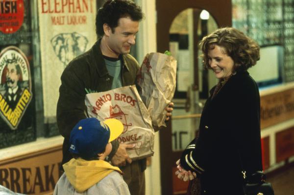 Bild 1 von 3: Sam (Tom Hanks, M.) beginnt, sich mit seiner Arbeitskollegin, Victoria (Barbara Garrick, r.) zu treffen - doch Jonah (Ross Malinger, l.) kann sie nicht leiden.