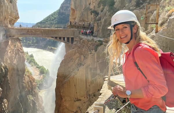Bild 1 von 1: Der Caminito del Rey, der kleine Königsweg, klebt auf 100 m Höhe an den Steilwänden der Schlucht Desfiladero de los Gaitanes. Für die Wanderung benötigt Tamina Kallert eine gute Ausrüstung - und Schwindelfreiheit.