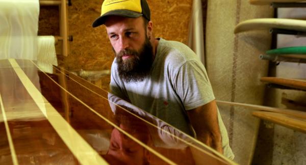 Bild 1 von 4: Die Surfbretter aus Holz von Jonas Buchholz sind echte Unikate.