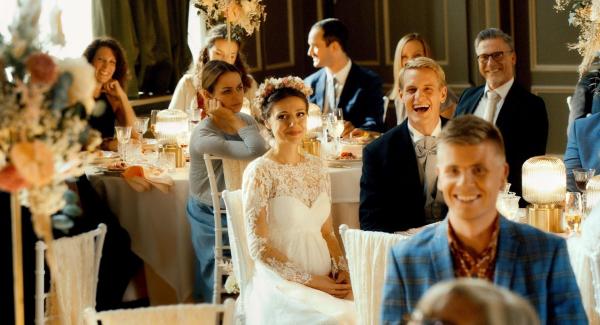 Bild 1 von 8: Helena (Julia Hartmann)