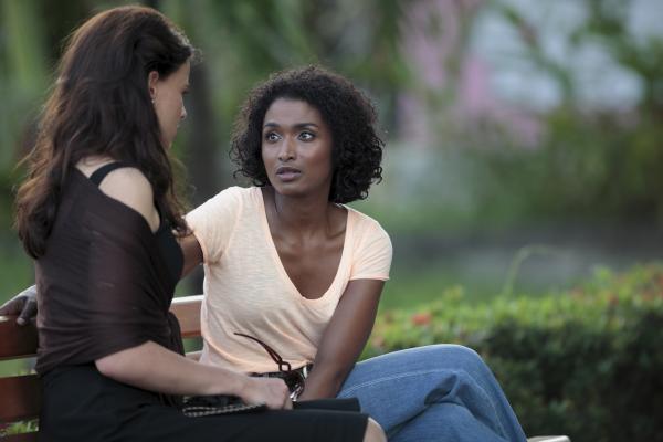 Bild 1 von 2: Camille Bordey (Sara Martins, r.) spricht mit der trauernden Witwe Ann Hamilton (Sophie Winkleman, l.).