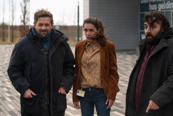 Bild 1 von 11: (v.l.n.r.) Jan Rothe (Klaas Heufer-Umlauf); Sabine Grünberg (Doris Golpashin); Ertu Karahanci (Kailas Mahadevan)
