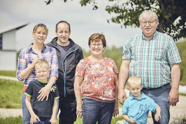Bild 1 von 17: Kristin Güllichs Familie - von links: Kristin mit Sohn Bastian, Ehemann Martin, Schwiegermutter Anita, Schwiegervater Werner mit Kristins jüngerem Sohn Ben.