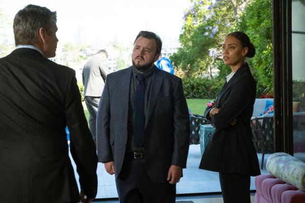 Bild 1 von 4: Meg (Kirsty Sturgess, r.) und Max (John Bradley, M.) müssen sich mit Lloyds Anwalt Gary Weaver (Michael Beckley, l.) auseinandersetzen.