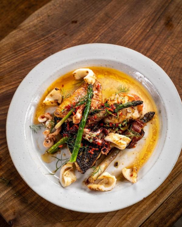 Bild 1 von 12: Im Bild: Fisch- und Meeresfrüchtepfanne mit Spargel.