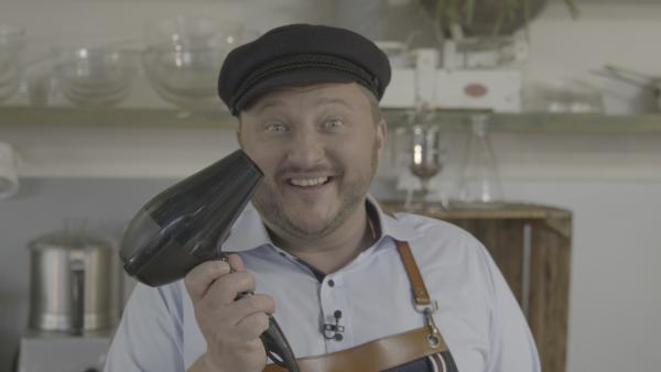 Bild 1 von 4: Was hat ein Föhn mit dem angesagten Schoko-Proteinriegel zu tun? Produktentwickler Sebastian Lege weiß, wie er das Trendprodukt in Szene setzt.
