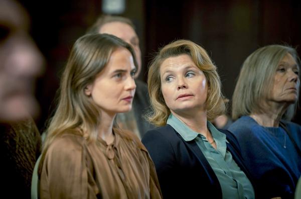 Bild 1 von 5: Elkes (Olga von Luckwald, li.) Patentante Janne Manners (Annette Frier, Mi.) unterstützt als Landrätin Haukes Zukunftsvision vom Küstenschutz.