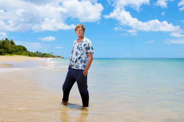 Bild 1 von 5: Humphrey (Kris Marshall) hat einen romantischen Urlaub mit Martha geplant, bevor sie wieder zurück nach England muss. Doch ausgerechnet in seinem Hotel wird ein Mordopfer gefunden und er beginnt zu ermitteln.