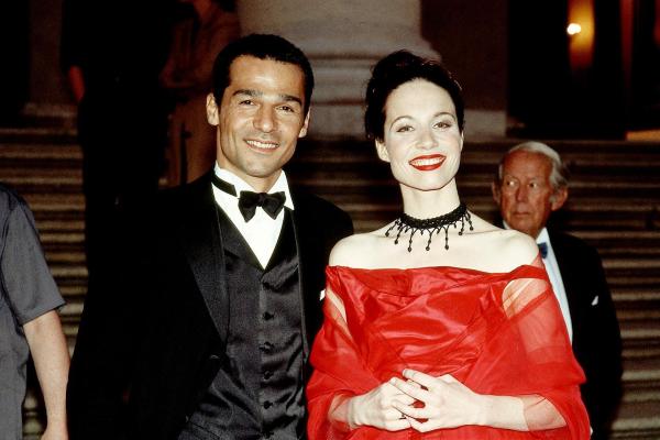 Bild 1 von 3: Im Bild: Sinan (Erol Sander) mit seiner Frau (Sabine Radebold) in der Oper.