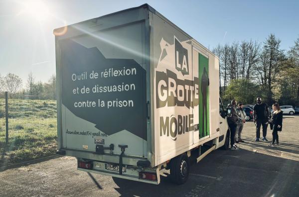 Bild 1 von 4: ''La Grott Mobile'': Ehemalige Häftlinge haben das Innere eines Lastwagens in eine Gefängniszelle verwandelt, um Jugendliche für die Konsequenzen ihrer Taten zu sensibilisieren.