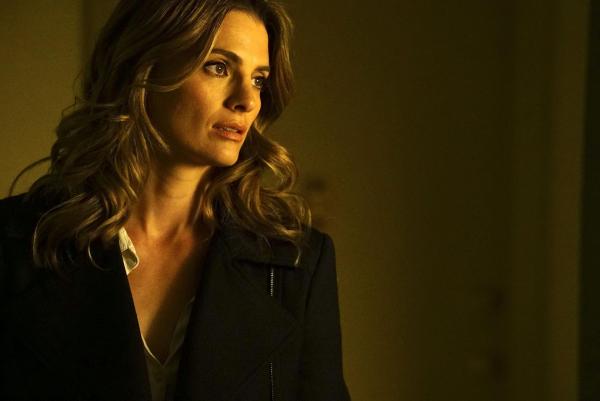 Bild 1 von 16: Macht sich Sorgen um ihren Mann, der in ernster Gefahr scheint: Kate (Stana Katic) ...