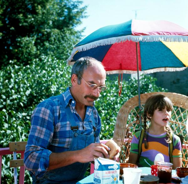 Bild 1 von 1: Peter (Peter Lustig) beim Frühstück mit Silke (Julia Martineck).