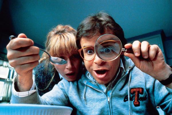 Bild 1 von 3: Der zerstreute Erfinder Wayne Szalinski (Rick Moranis) erfindet eine Maschine, die Gegenstände auf mikroskopische Größe schrumpfen lässt. Ein Zufall setzt Waynes Kinder Amy (Amy O'Neill) und Nick (Robert Oliveri) und die Nachbarskinder Ronald (Jared Rushton) und Russell (Thomas Wilson Brown) den Strahlen des Apparates aus und lässt sie auf die Größe einer Bleistiftspitze schrumpfen. Anschließend landen diese erst im Papierkorb und im Garten auf dem Müllhaufen. Für Winzlinge ein Gefahren-Dschungel. Sie müssen gegen Insekten kämpfen, waghalsige Verfolgungsjagden auf dem Rücken einer gewaltigen Ameise durchstehen und erleben einen sintflutartigen Regenguss...
