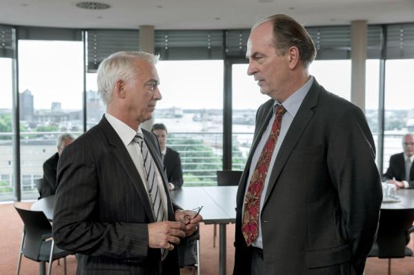 Bild 1 von 8: Wieland Krohn (Christoph M. Ohrt, l.); Markus Gellert (Herbert Knaup, r.)