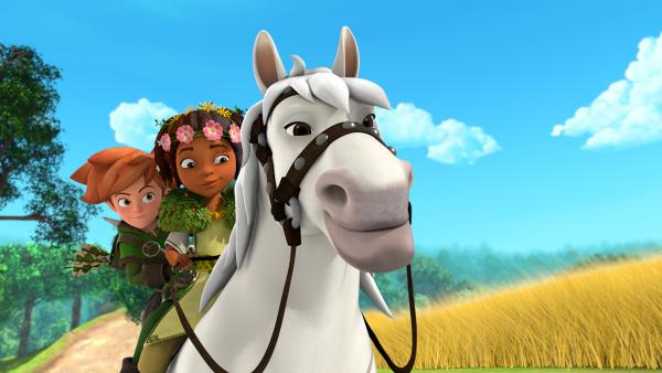 Bild 1 von 5: Robin (links) und Katell (Mitte) wollen das weiße Pferd Avalanche (rechts) vor Prinz John retten.