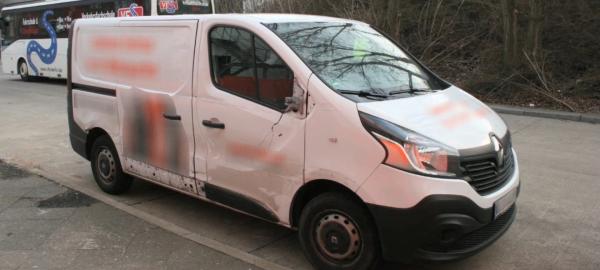Bild 1 von 5: In diesem Transporter entdecken die Ermittler nach dem Mord an Matthias B. etliche Duftsteine, die aus dem Haus des Opfers stammen. Ein erster Hinweis, dass die Mörder des 59-Jährigen in der Nacht mit diesem Wagen unterwegs waren.
