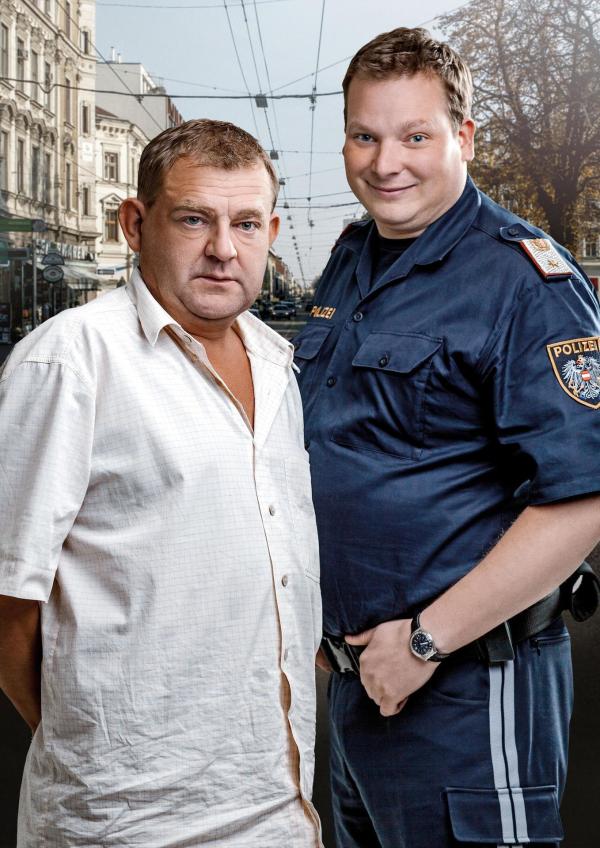 Bild 1 von 47: Im Bild (v.li.): Martin Zauner (Wilmer Eberts, Gruppeninspektor Kripo), Holger Schober (Abteilungsinspektor Roman Mohacsi).