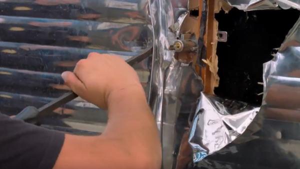 Bild 1 von 3: Rätselhafte Blockade: Weil sich die Tür seines Lasters nicht öffnen ließ, wurde der Fahrer an der Grenze abgewiesen. Jetzt wird nach der Ursache gesucht.