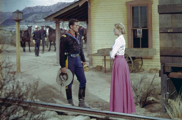 Bild 1 von 3: Mary Beecher (Constance Towers) verteidigt Sergeant Rutledge vor Lieutenant Tom Cantrell (Jeffrey Hunter), nachdem Rutledge ihr das Leben gerettet hat.
