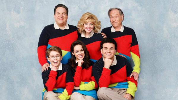 Bild 1 von 2: (v.li.): Sean Giambrone (Adam Goldberg), Jeff Garlin (Murray Goldberg), Hayley Orrantia (Erica Goldberg), Wendi McLendon-Covey (Beverly Goldberg), Troy Gentile (Barry Goldberg), George Segal (Albert 'Pops' Solomon)