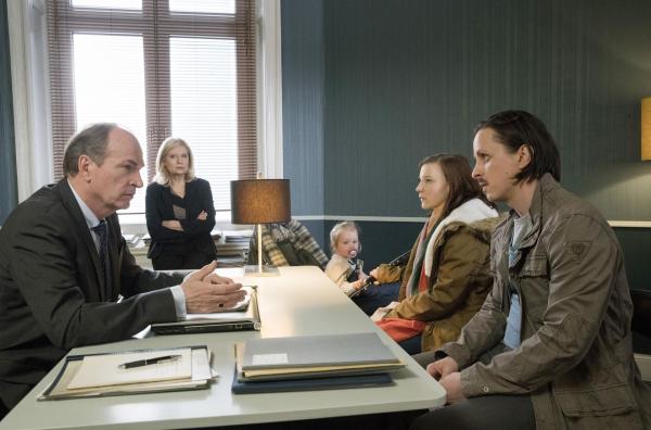 Bild 1 von 8: (v.l.n.r.) Markus Gellert (Herbert Knaup); Isabel von Brede (Sabine Postel); Cornelia Gastner (Isabel Bongard); Lutz Bender (Kaeser Casper)