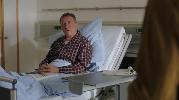 Bild 1 von 11: Franz Gruckler (Johann Schuler) macht sich Sorgen, dass während seines Krankenhausaufenthalts seine Almhütte beschädigt werden könnte.