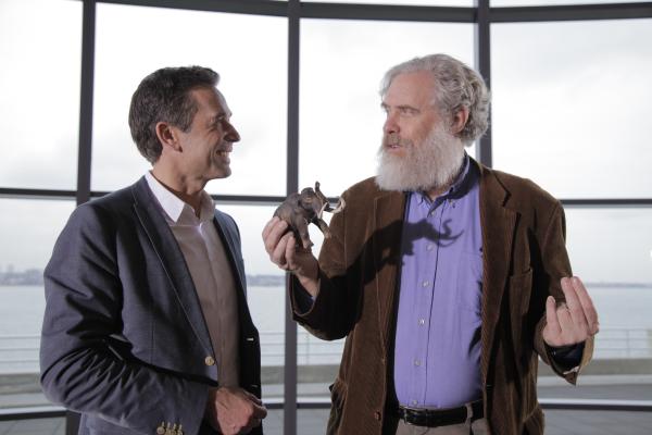Bild 1 von 7: Ein Mammut aus dem Genlabor - wo sind die Grenzen des Machbaren? Dirk Steffens mit George Church, Molekularbiologe an der Harvard Universität.
