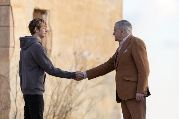Bild 1 von 3: Alex Rider (Otto Farrant, l.) macht als Teil des Empfangskomitees die Bekanntschaft mit Max Grendel (Kevin McNally, r.) - doch das ist für ihn nur der Anfang.