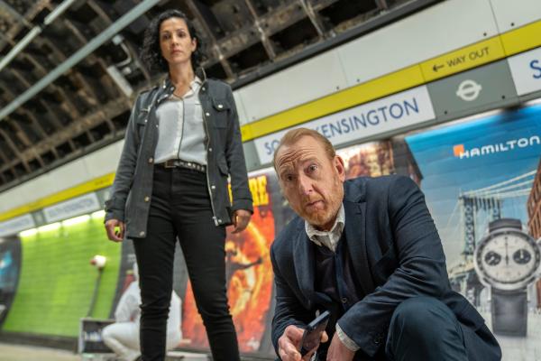 Bild 1 von 13: Max Arnold (Adrian Scarborough) und Priya Shamsie (Sonita Henry) in der U-Bahn Station South Kensington. Sie machen sich am Tatort ein Bild von den Geschehnissen.