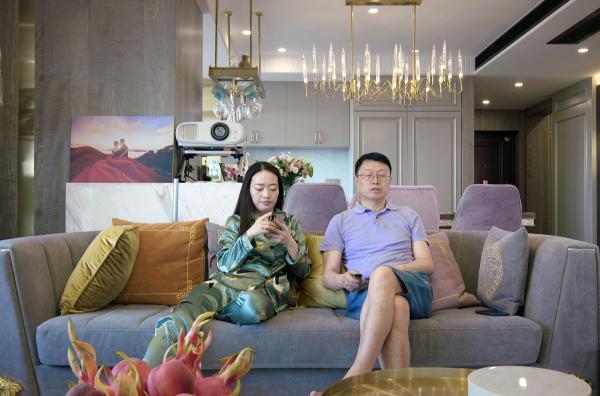 Bild 1 von 6: Für die Chinesen ist der Marmor als westliches Statussymbol inzwischen ein sozialer Marker, aber auch ein Zeichen der Modernität: Weijie und Xiaochy träumen von einer Wohnung ganz aus Marmor.