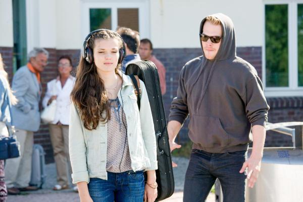 Bild 1 von 1: Im Bild: Die 18-jährige Geigerin Paula Blanck (Caroline Hartig, l.) wird an einem Bahnhof brutal überfallen. Ist der schwer erkennbare Täter Marco Fischer (Ben Münchow, r.).