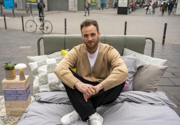 Bild 1 von 4: Bin ich gut im Bett? Diese Frage stellen sich viele Menschen und Leon Windscheid will bei einer Straßenumfrage wissen, woran wir guten Sex ausmachen und was dabei überhaupt wichtig ist.